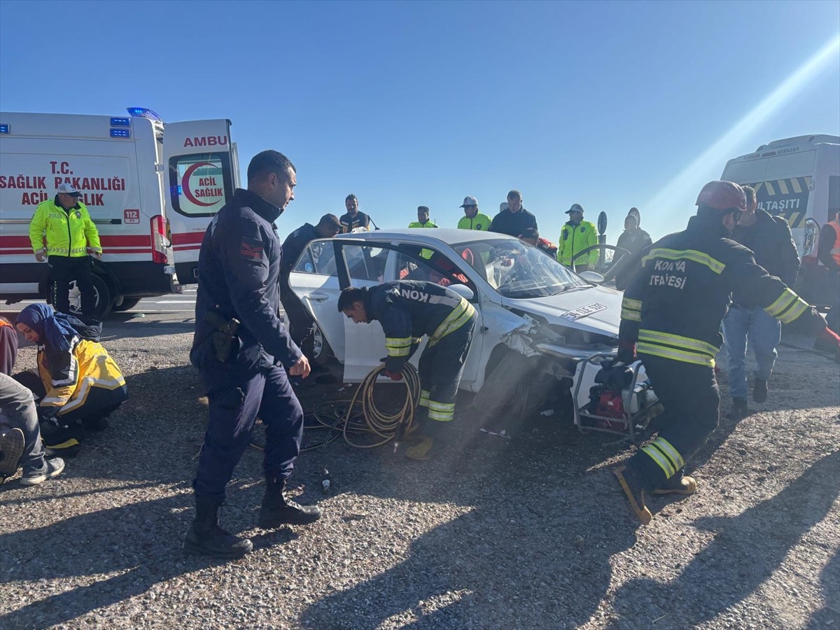 Konya'nın Akşehir ilçesinde otomobilin öğrenci servisine çarpması sonucu 5 kişi yaralandı. Olay...