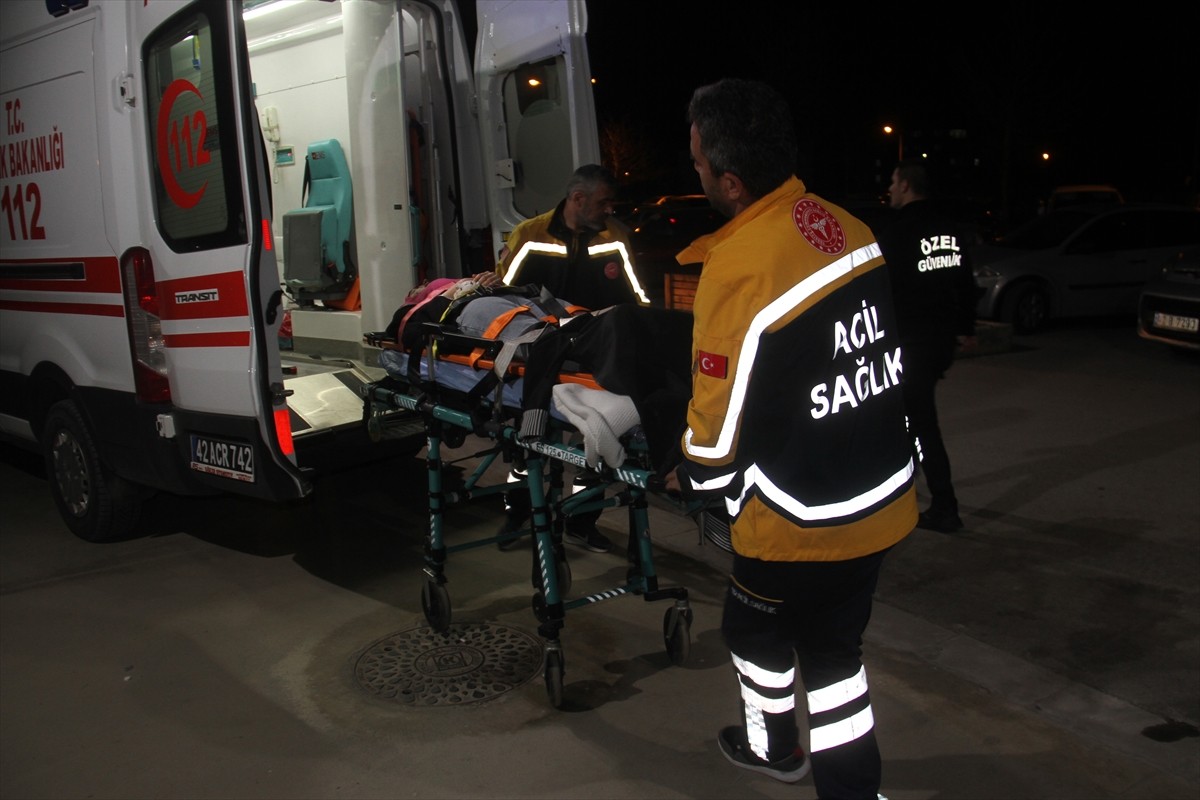 Konya'nın Derebucak ilçesinde dağ yolunda uçuruma devrilen otomobildeki 5 kişi yaralandı....