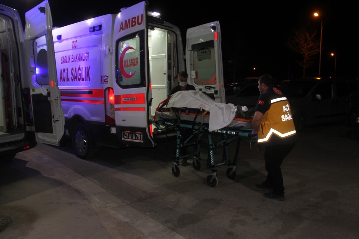 Konya'nın Derebucak ilçesinde dağ yolunda uçuruma devrilen otomobildeki 5 kişi yaralandı....