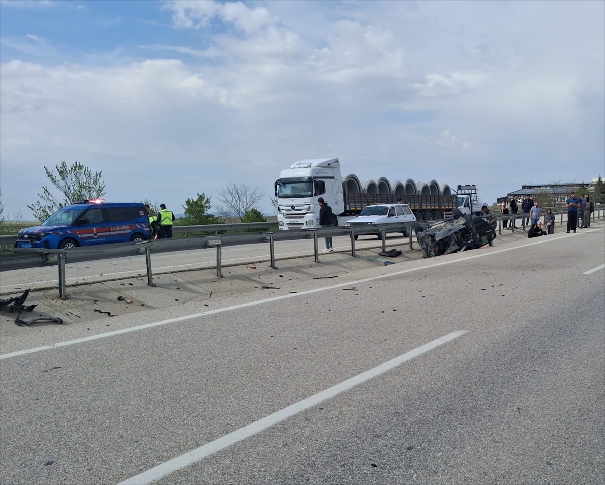 Konya'nın Kulu ilçesinde devrilen otomobilin sürücüsü ve eşi yaralandı.