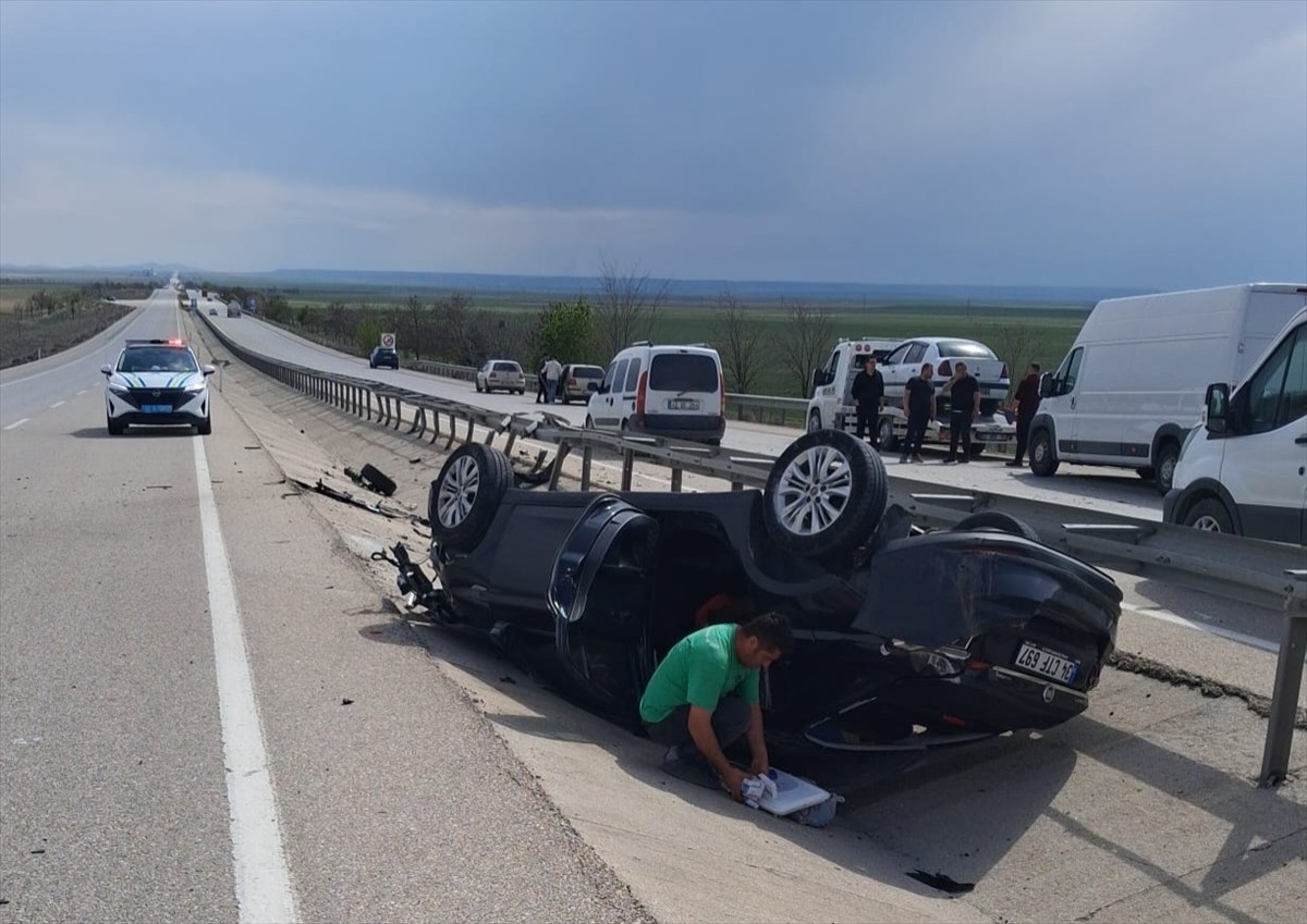 Konya'nın Kulu ilçesinde devrilen otomobilin sürücüsü ve eşi yaralandı.