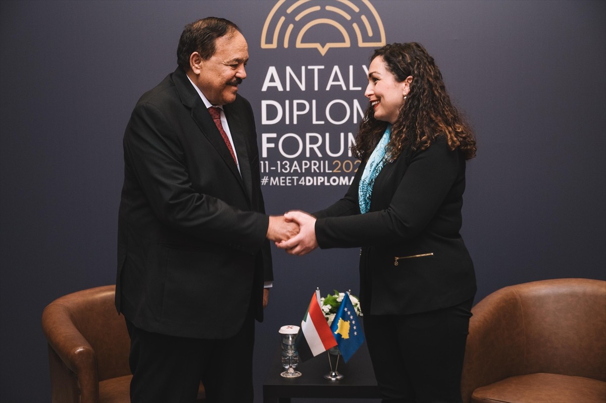 Kosova Cumhurbaşkanı Vjosa Osmani (sağda), Sudan'ın, Kosova'yı resmen tanıdığını bildirdi....