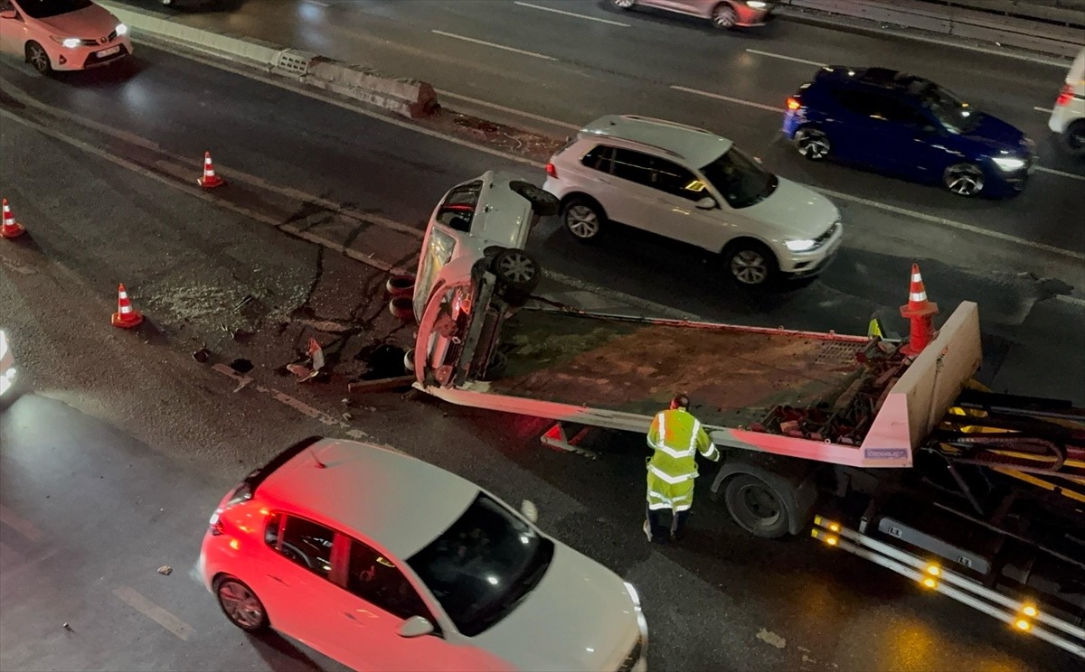 Küçükçekmece'de kontrolden çıkarak takla atan otomobilin sürücüsü yaralandı.
