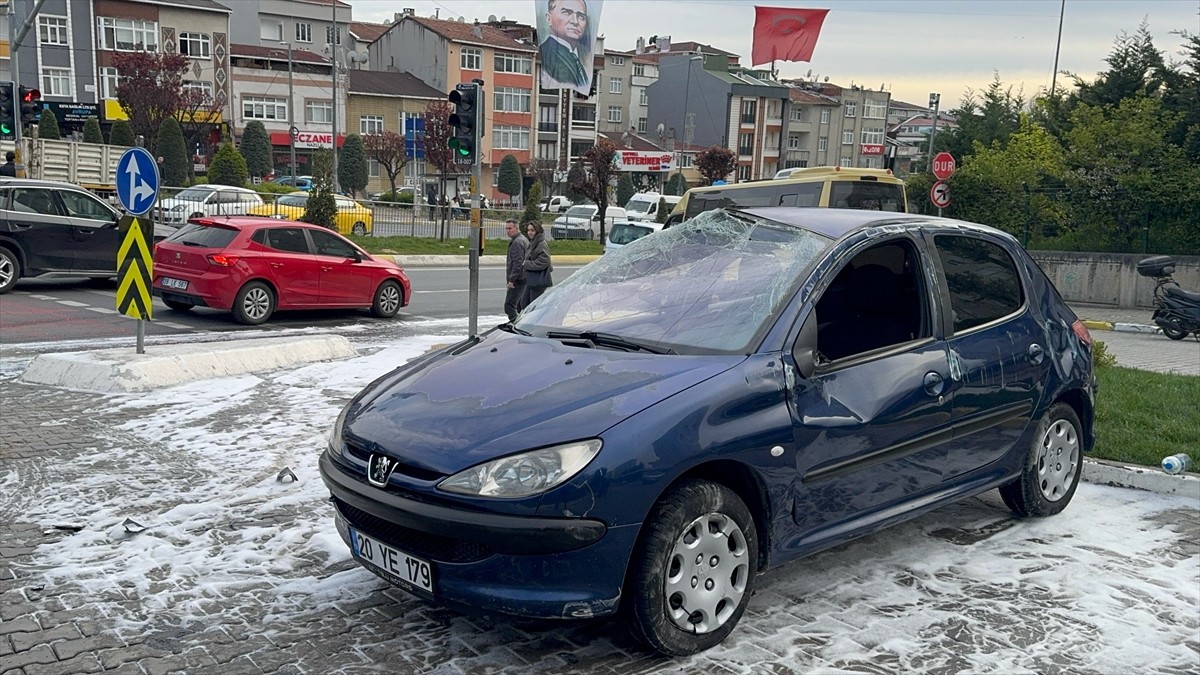 Küçükçekmece'de test sürüşü sırasında kaldırımdaki demir dubalara çarparak devrilen otomobilin...