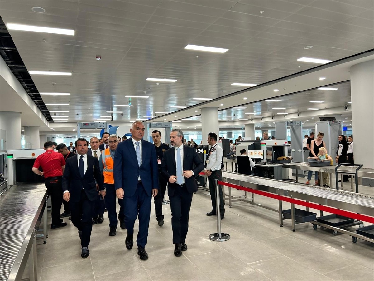 Kültür ve Turizm Bakanı Mehmet Nuri Ersoy, Antalya Havalimanı'nda incelemelerde bulundu.
