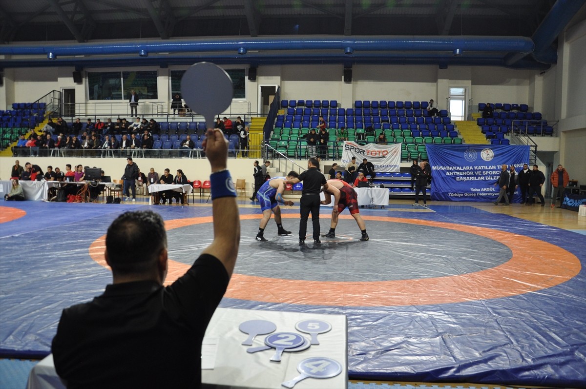 Kütahya'da düzenlenen 17 Yaş Altı Türkiye Güreş Şampiyonası'nda dereceye giren sporculara...