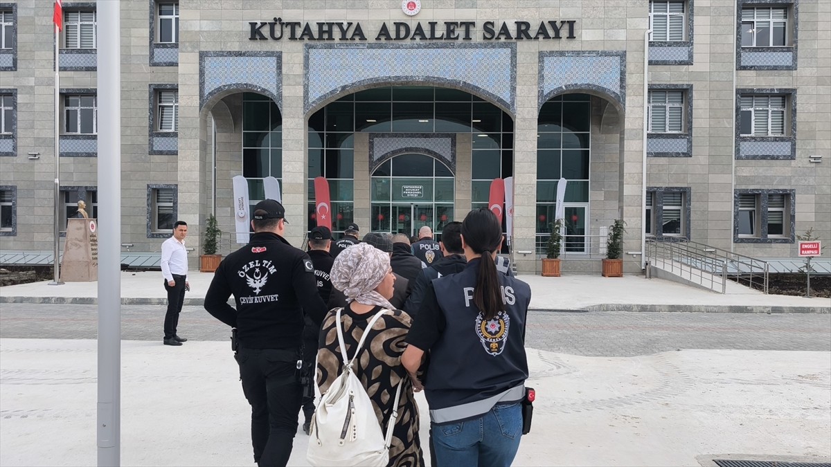 Kütahya'da gerçekleştirilen fuhuş operasyonunda gözaltına alınan 1'i kadın 6 şüpheli...
