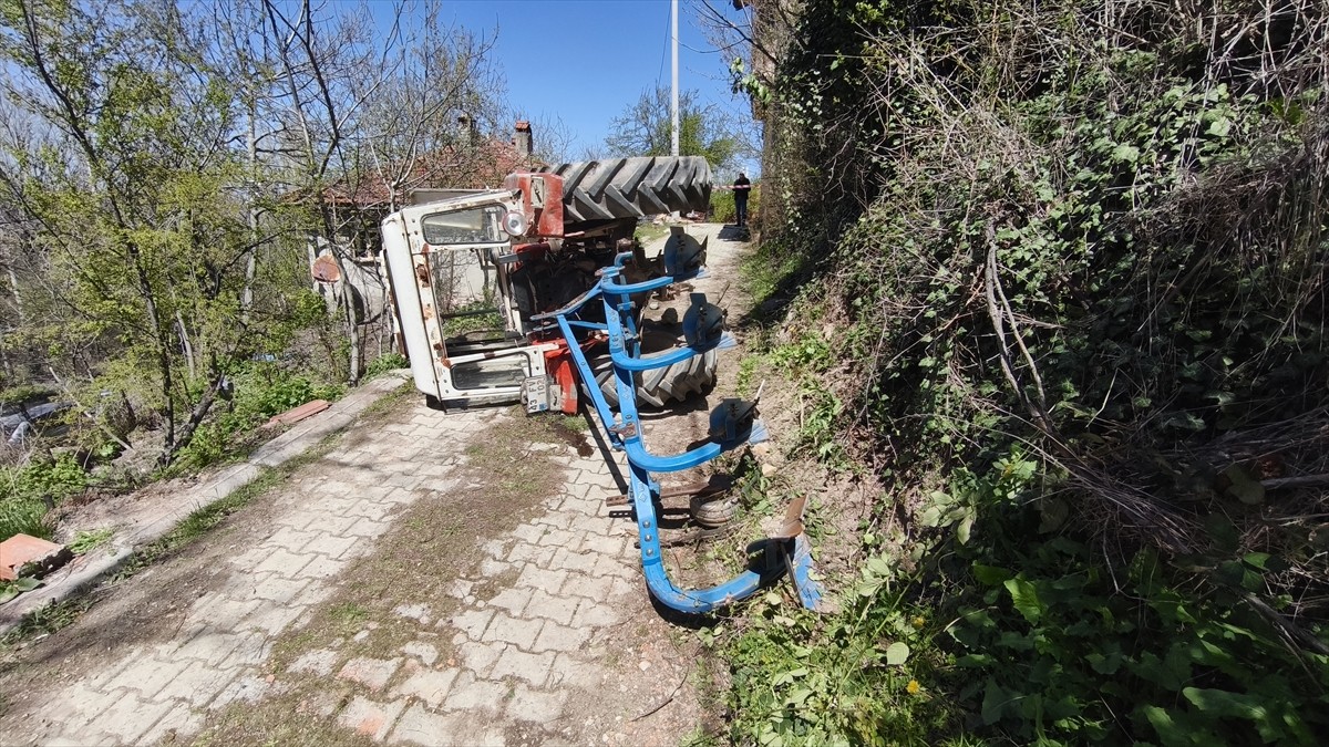  Kütahya'da, tamir ettiği sırada freni boşalıp hareket ederek devrilen traktörün altında kalan...