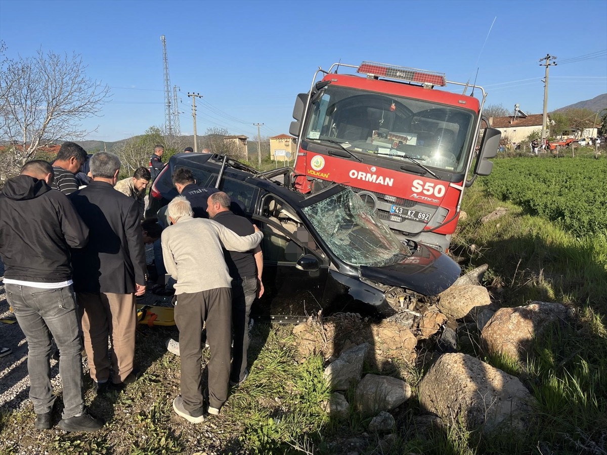 Kütahya'nın Simav ilçesinde, orman yangını ihbarına giden arazözün çarpıştığı otomobildeki sürücü...