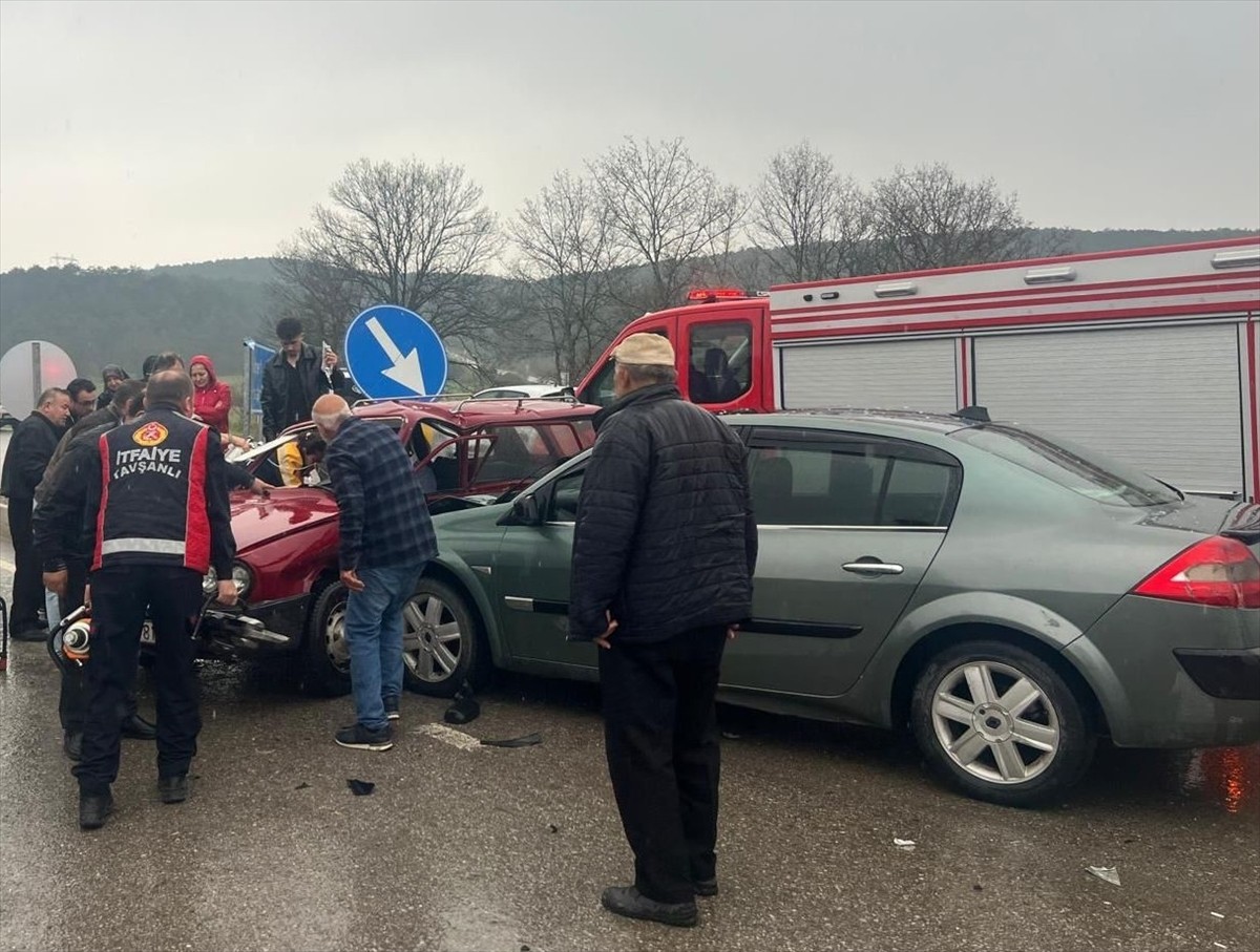 Kütahya'nın Tavşanlı ilçesinde iki otomobilin çarpışması sonucu 1 kişi öldü, 2 kişi yaralandı....