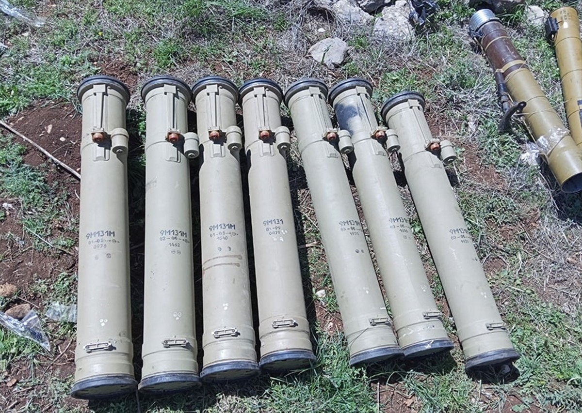 Lübnan ordusu, ülkenin doğusunda çok sayıda roketin yanı sıra silah ve mühimmatları ele...