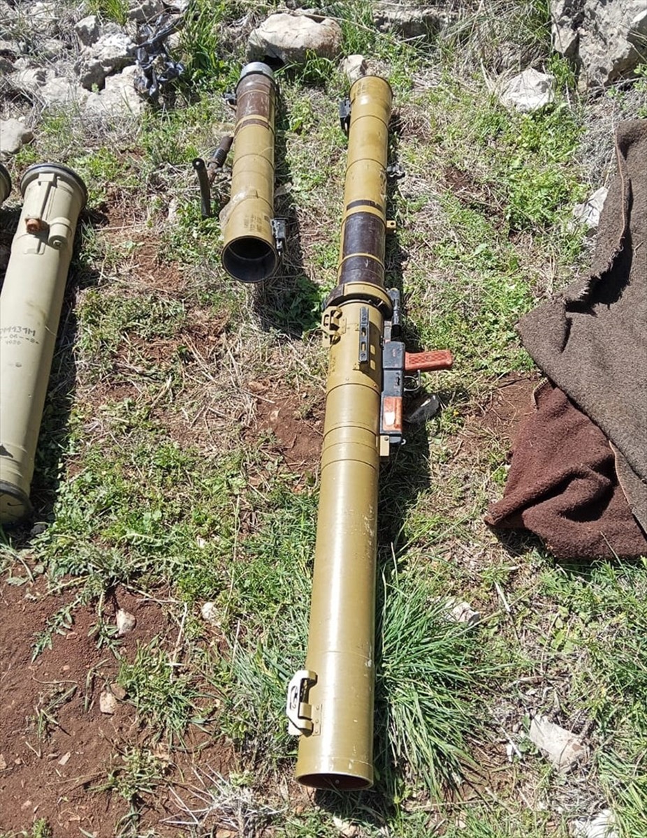 Lübnan ordusu, ülkenin doğusunda çok sayıda roketin yanı sıra silah ve mühimmatları ele...