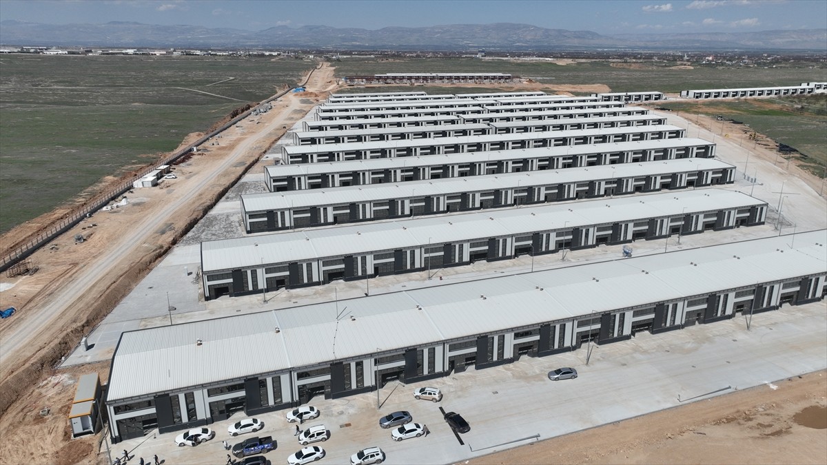 Malatya'da, 6 Şubat 2023'te meydana gelen Kahramanmaraş merkezli depremlerde iş yerleri yıkılan...