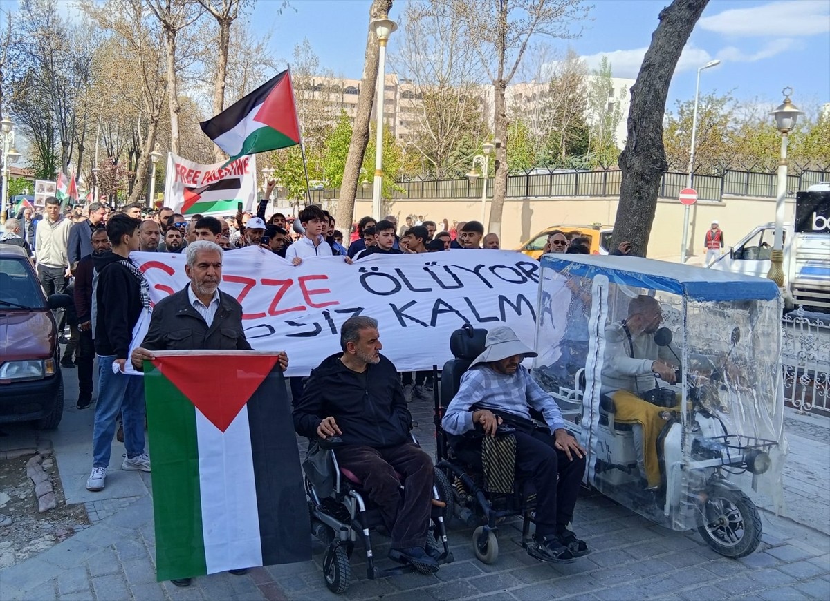 Malatya'da, Kudüs Kardeşlik Platformunca İsrail'in Gazze'ye yönelik saldırılarına tepki göstermek...