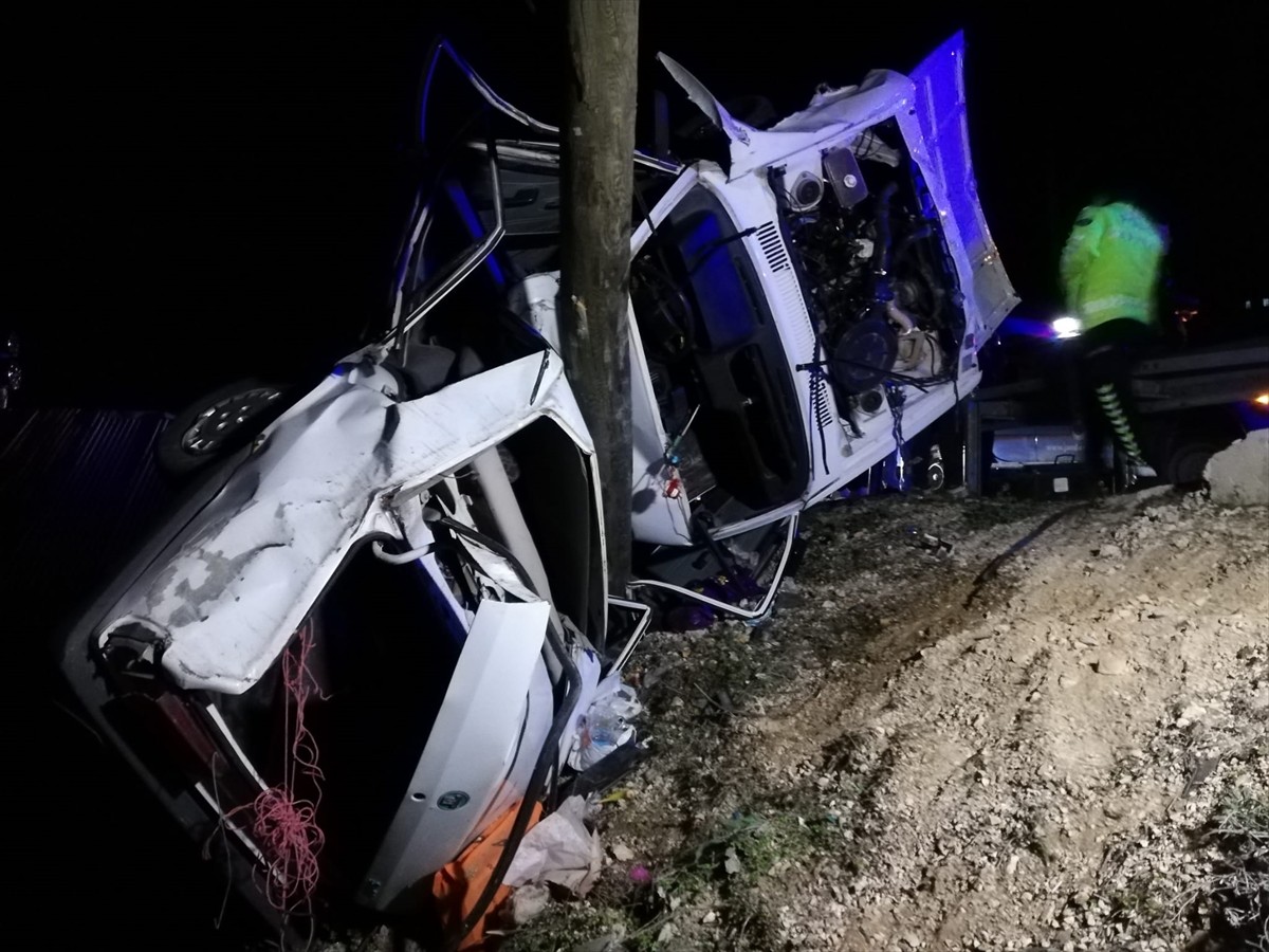 Malatya'da otomobilin devrildiği kazada 1 kişi hayatını kaybetti, 2 kişi yaralandı. Kaza yerine...