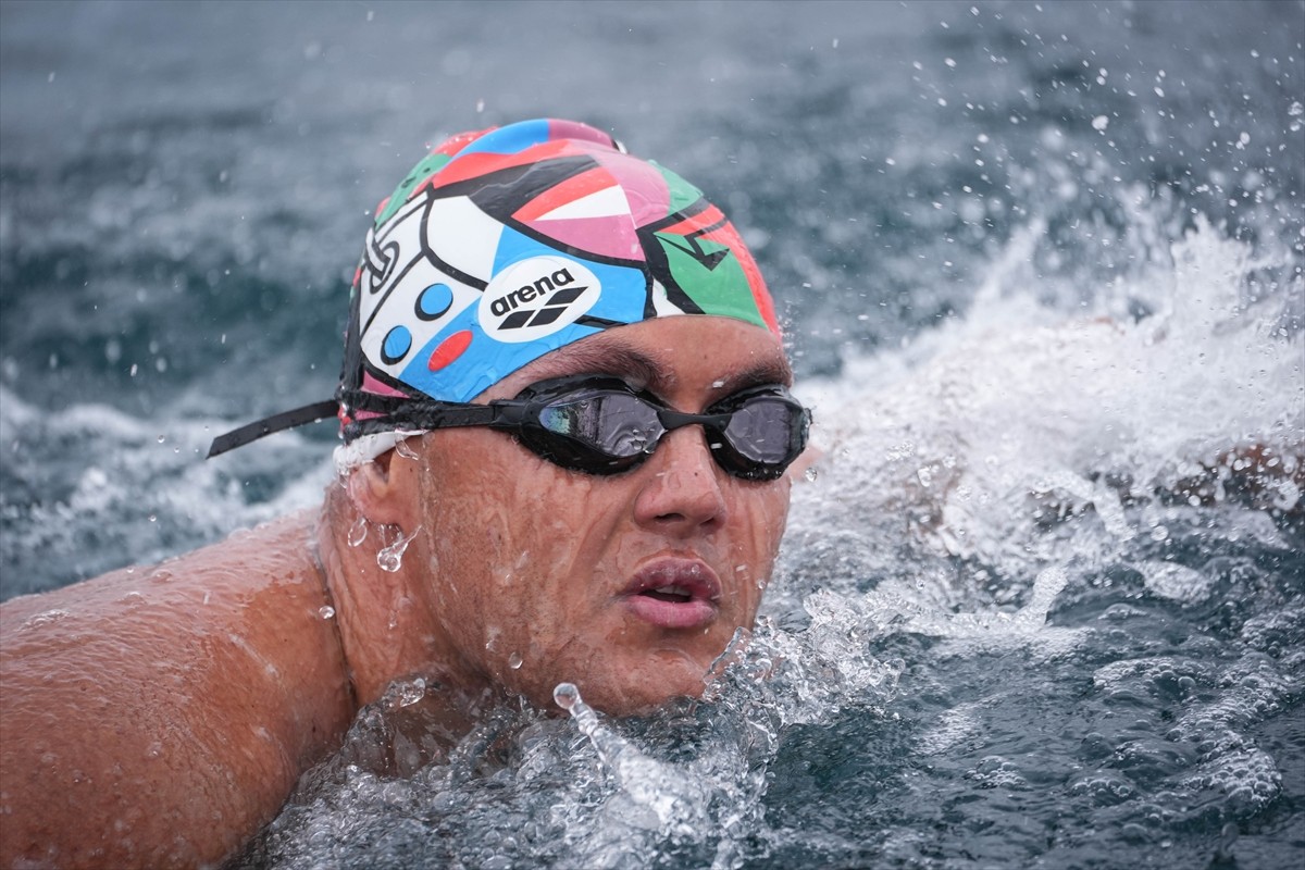 Manş Denizi geçişini olumsuz hava koşulları nedeniyle bırakmak zorunda kalan otizmli yüzücü Tuna...