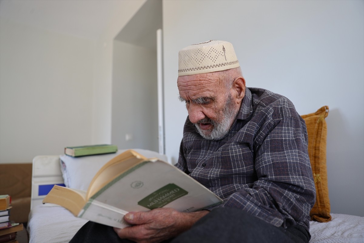 Mardin'de yaşayan 88 yaşındaki Kasım Güneş (solda), kitap okuma alışkanlığını çocukları, torunları...