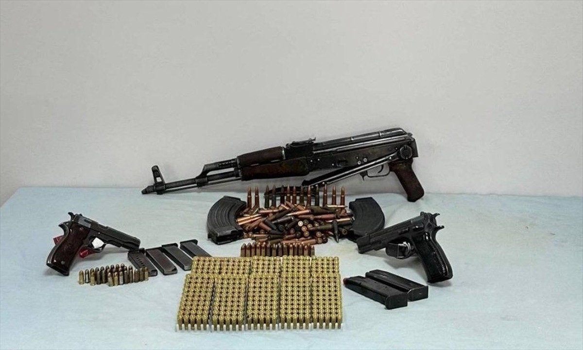 Mardin'in Kızıltepe ilçesinde evinde silah ve mühimmat bulunan şüpheli tutuklandı. Aramada, 3 el...