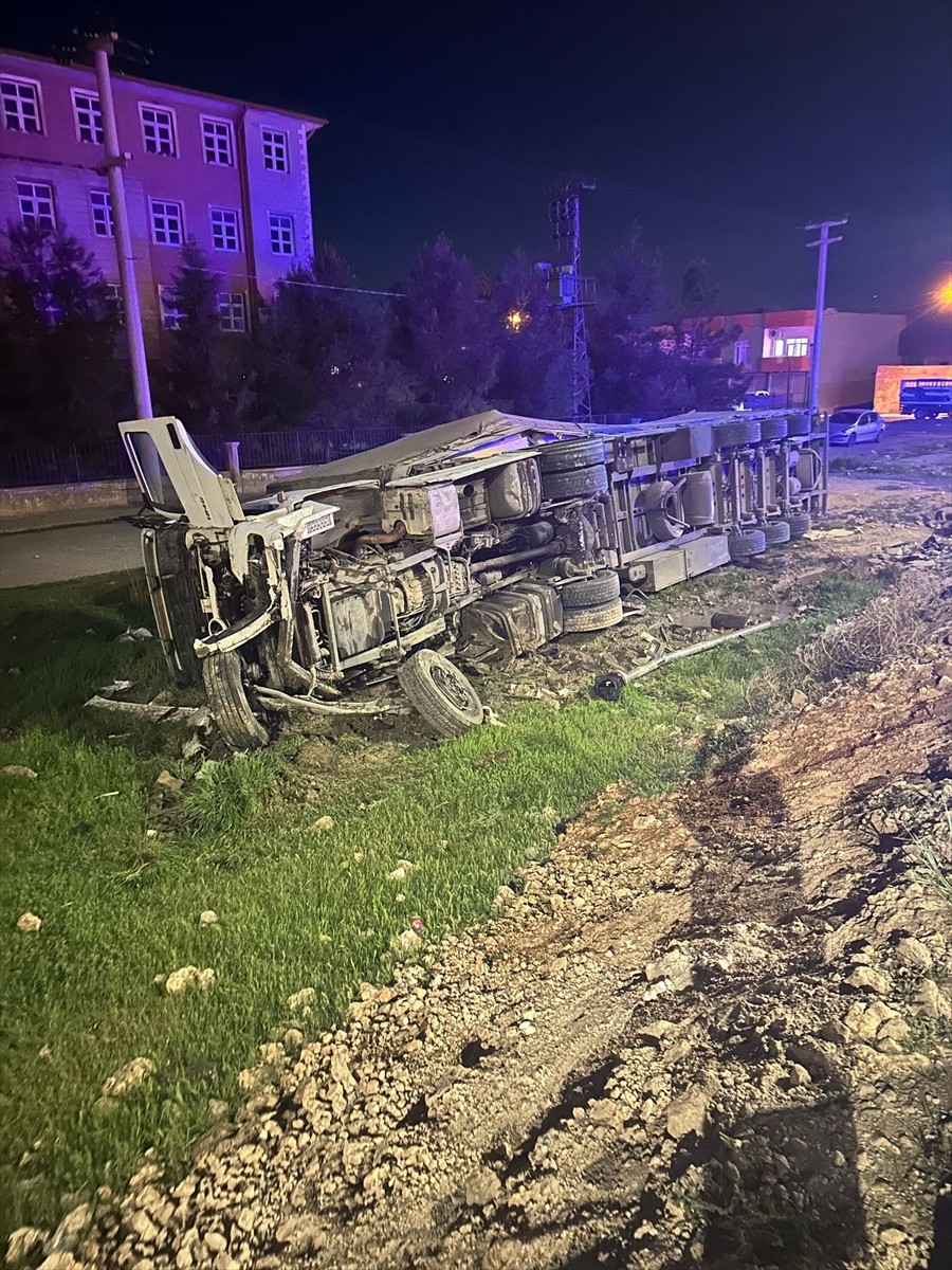 Mardin'in Kızıltepe ilçesinde tır ile hafif ticari aracın çarpışması sonucu biri bebek, 3'ü çocuk...