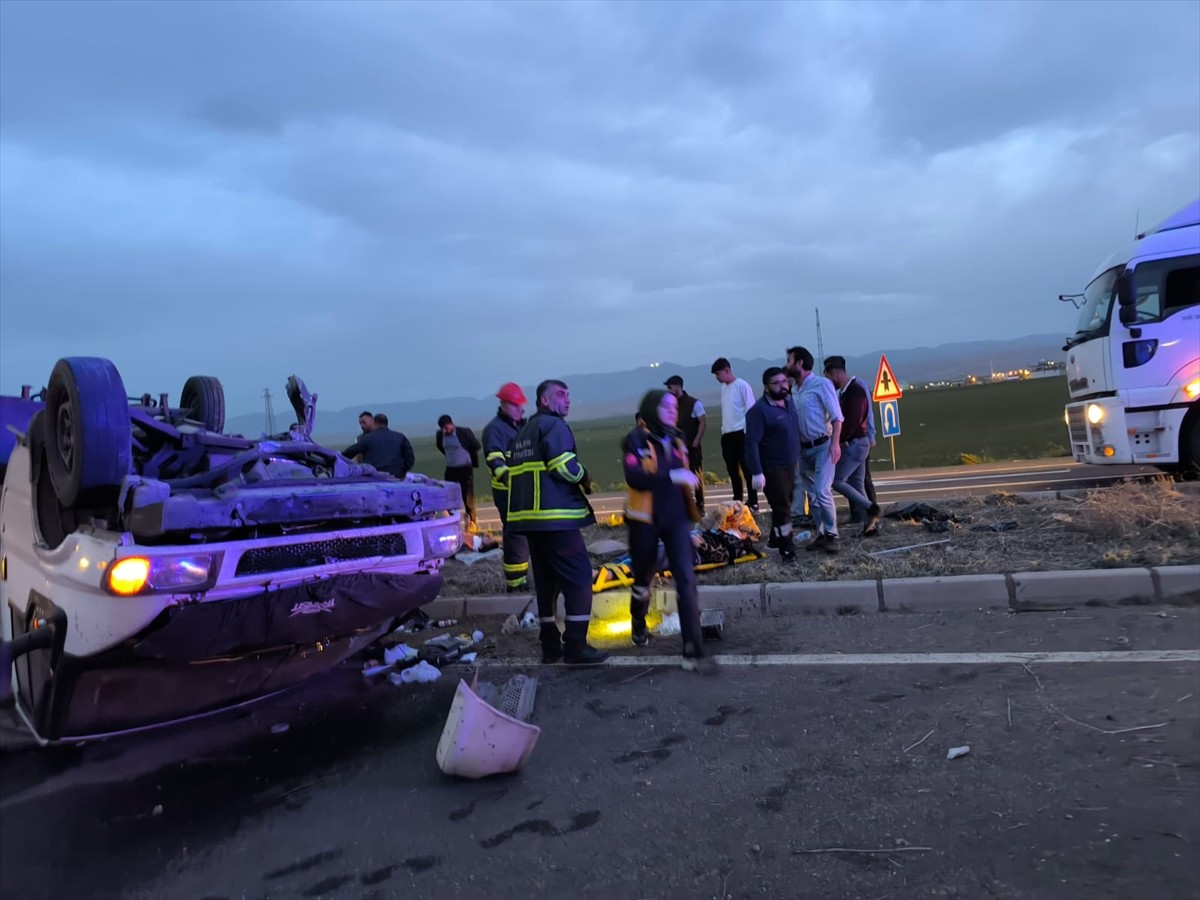 Mardin'in Nusaybin ilçesinde meydana gelen trafik kazasında, bir çocuk öldü, anne ve baba...