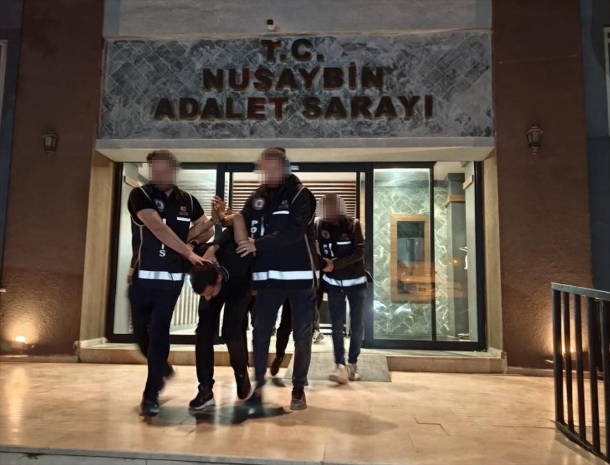 Mardin'in Nusaybin ilçesinde "dur" ihtarına uymayıp kaçarken çarptığı polis memurunu yaralayan...