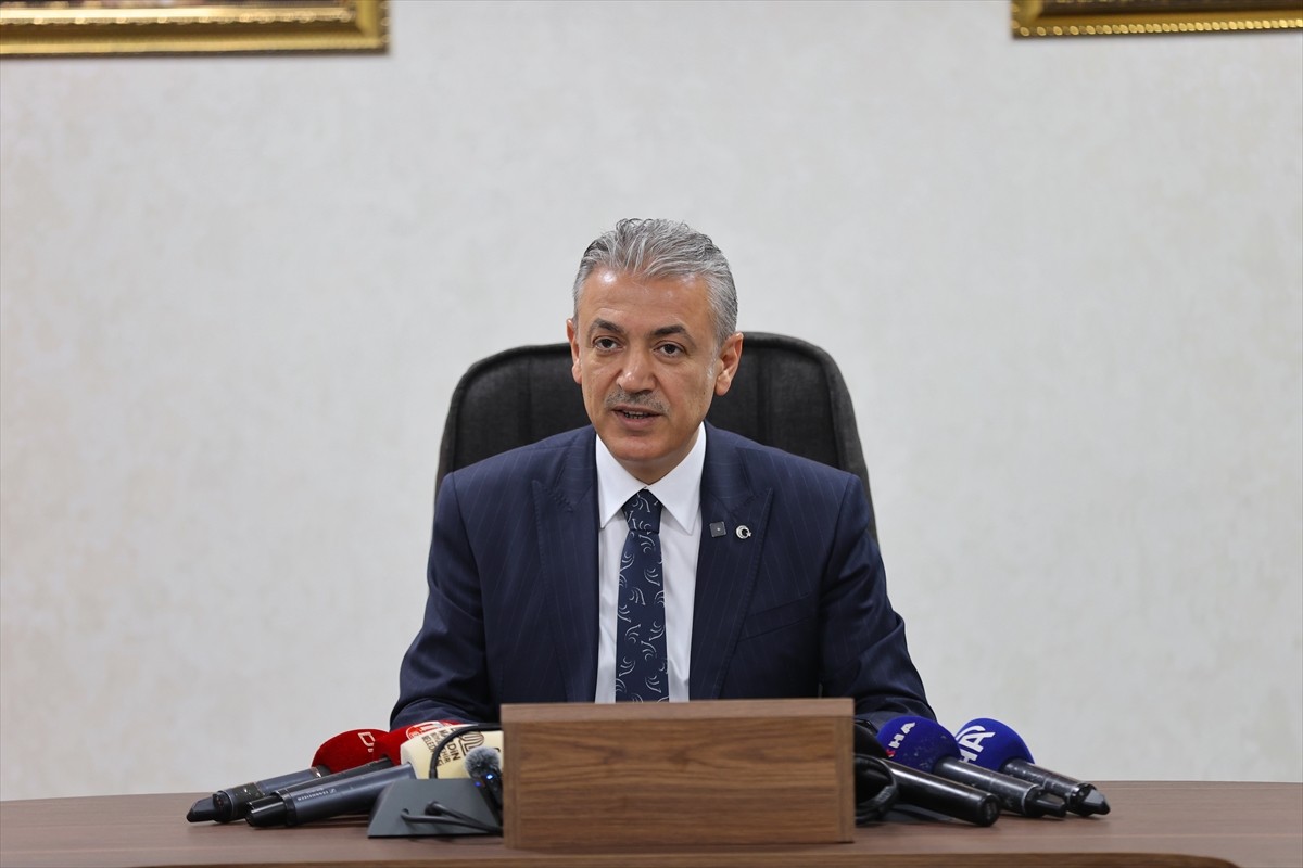 Mardin Valisi ve Büyükşehir Belediyesi Başkan Vekili Tuncay Akkoyun (ortada), Mardin Büyükşehir...