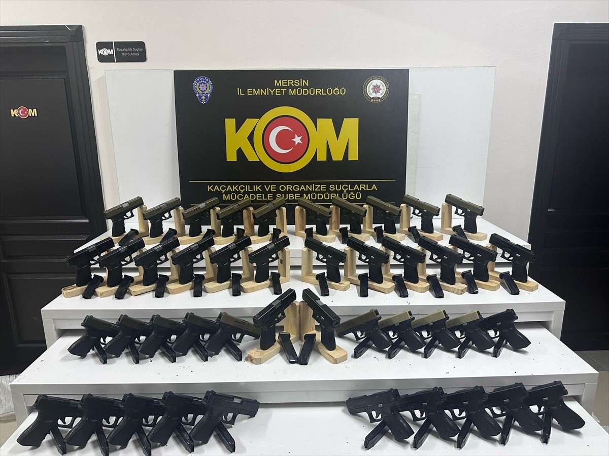 Mersin'de polis ekiplerince durdurulan otomobilde 44 ruhsatsız tabanca ele geçirildi, gözaltına...