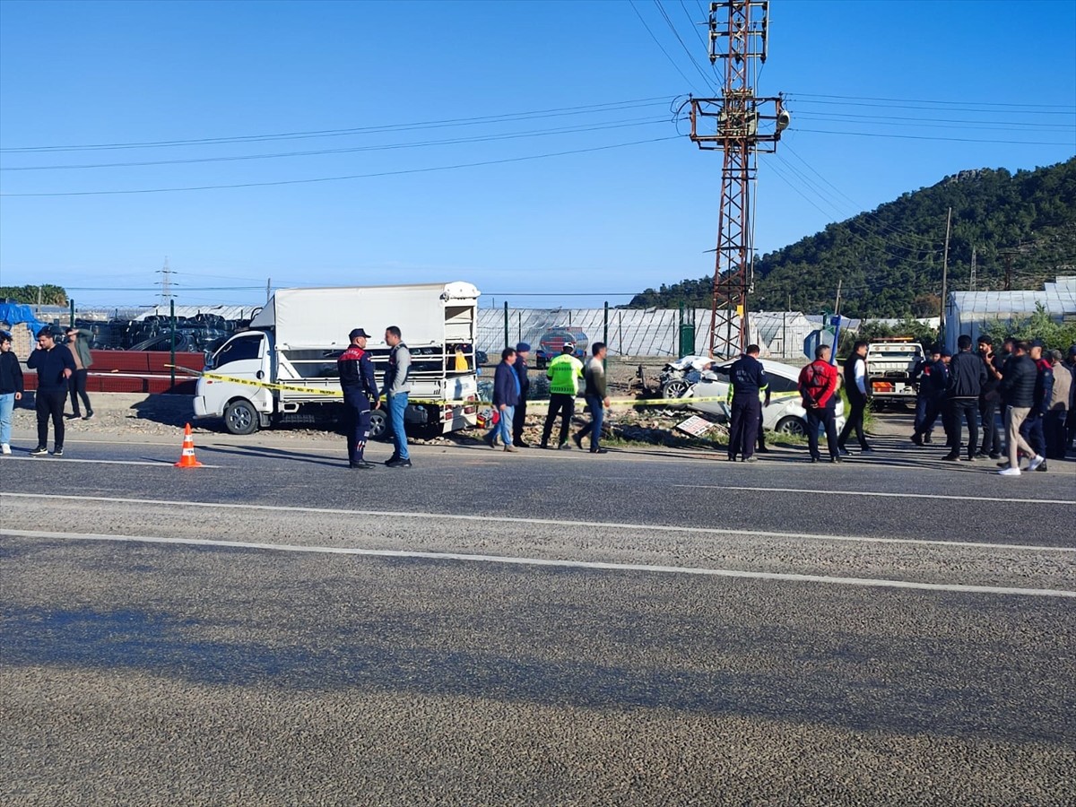 Mersin'in Bozyazı ilçesinde kamyonet ile otomobilin çarpıştığı kazada 1 kişi öldü, 6 kişi...