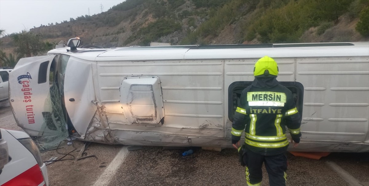 Mersin'in Gülnar ilçesinde, işçileri taşıyan servis minibüsünün devrilmesi sonucu 8 kişi...