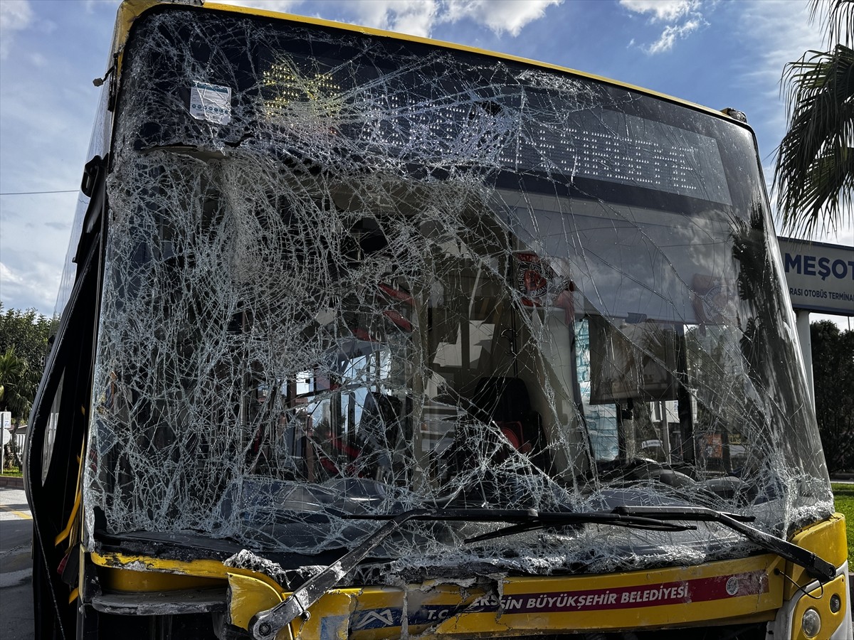 Mersin'in merkez Toroslar ilçesinde elektrik direği ve duvara çarpan belediye otobüsündeki 5 yolcu...