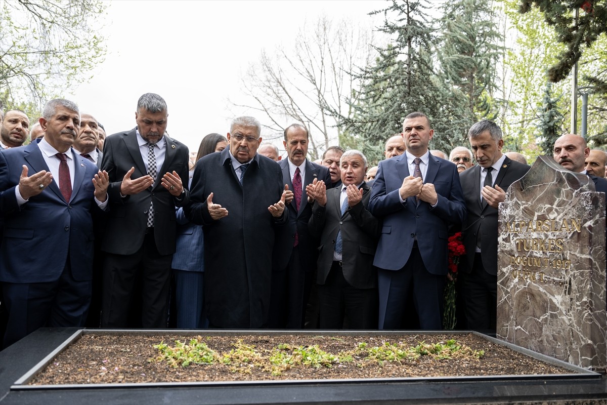MHP Genel Başkan Yardımcısı Edip Semih Yalçın (sol 2) ve beraberindeki heyet, vefatının 28. yılı...
