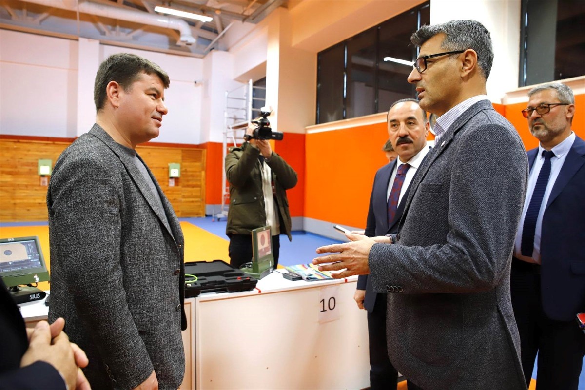 Milli atıcı Yusuf Dikeç, Aksaray'da sporcularla buluştu. Dağılgan Spor Kompleksi'ni ziyaret eden...
