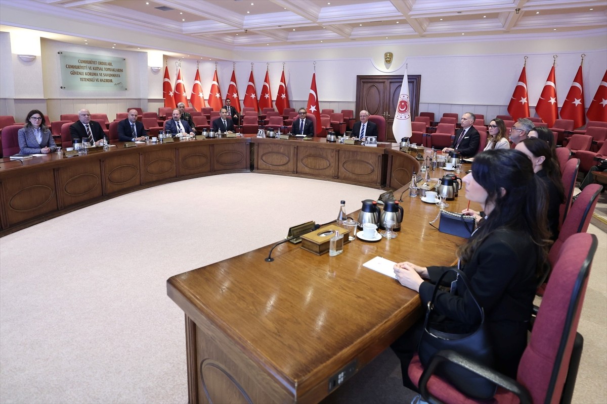 Milli Savunma Bakanı Yaşar Güler, ABD Ticaret Odası Başkan Yardımcısı Khush Choksy'i ve...