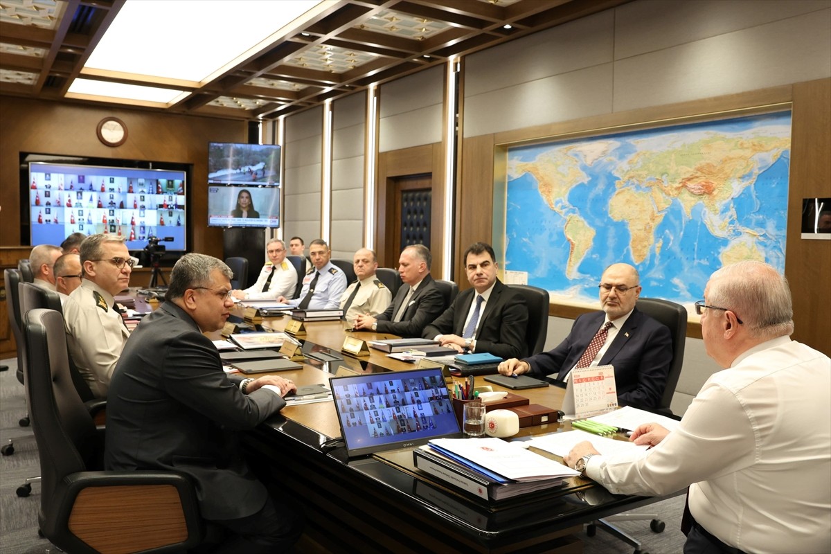 Millî Savunma Bakanı Yaşar Güler başkanlığında, Genelkurmay Başkanı Orgeneral Metin Gürak, Deniz...