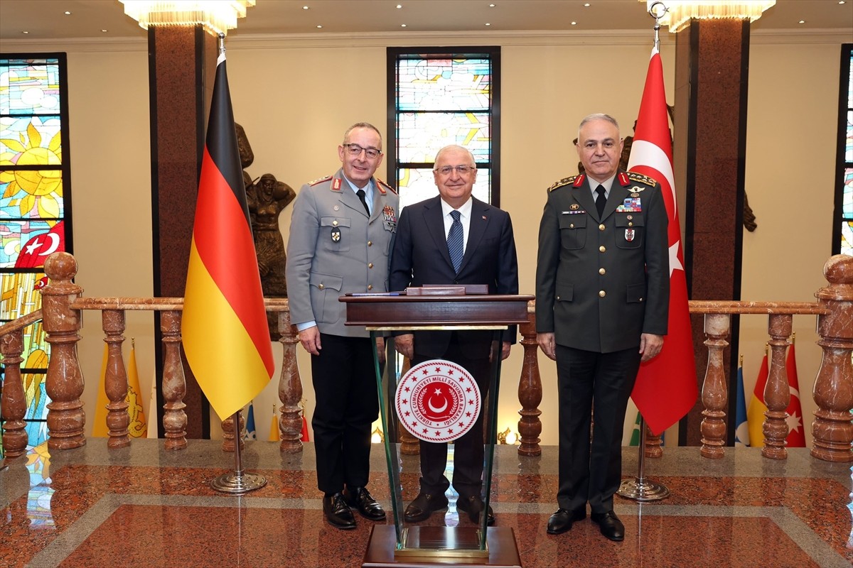 Milli Savunma Bakanı Yaşar Güler (ortada), Almanya Genelkurmay Başkanı Orgeneral Carsten Breuer'i...