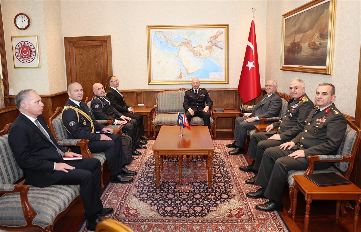 Milli Savunma Bakanı Yaşar Güler (sağ 3), Genelkurmay Başkanı Orgeneral Metin Gürak'ın (sağ 2)...