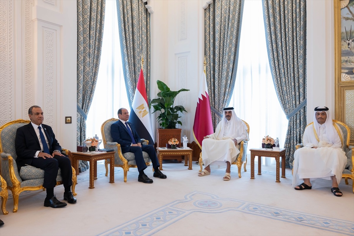 Mısır Cumhurbaşkanı Abdulfettah es-Sisi (sol 2), resmi temaslarda bulunmak üzere geldiği Katar'ın...