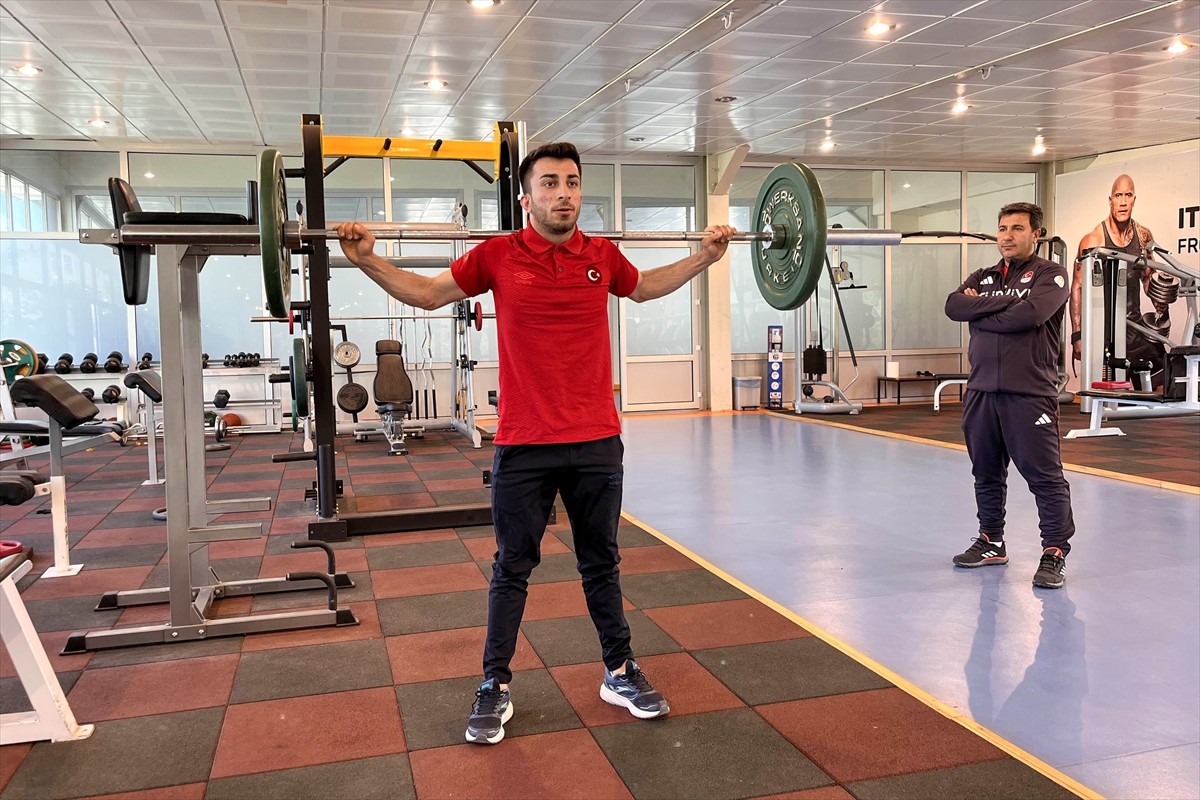 Moldova'da düzenlenen 2025 Avrupa Halter Şampiyonası'nda altın madalya kazanan milli sporcu Harun...