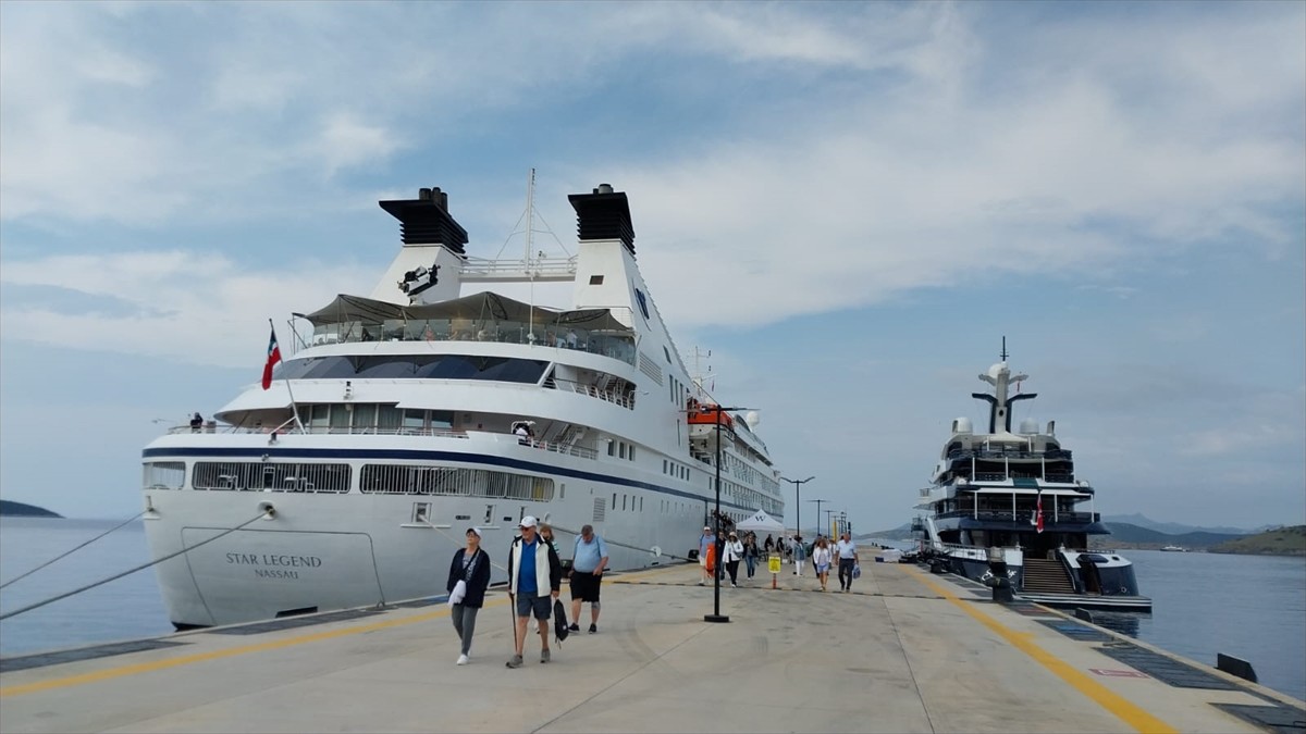 Muğla'nın Bodrum ilçesine, "Star Legend" isimli kruvaziyerle 286 yolcu geldi. Bahamalar bayraklı...