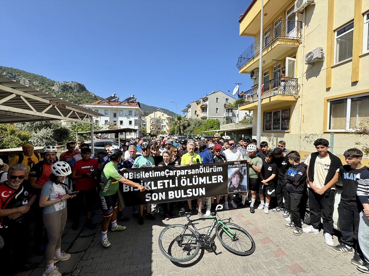 Muğla'nın Fethiye ilçesinde bir grup bisikletli, otomobilin çarpması sonucu yaşamını yitiren Özgür...