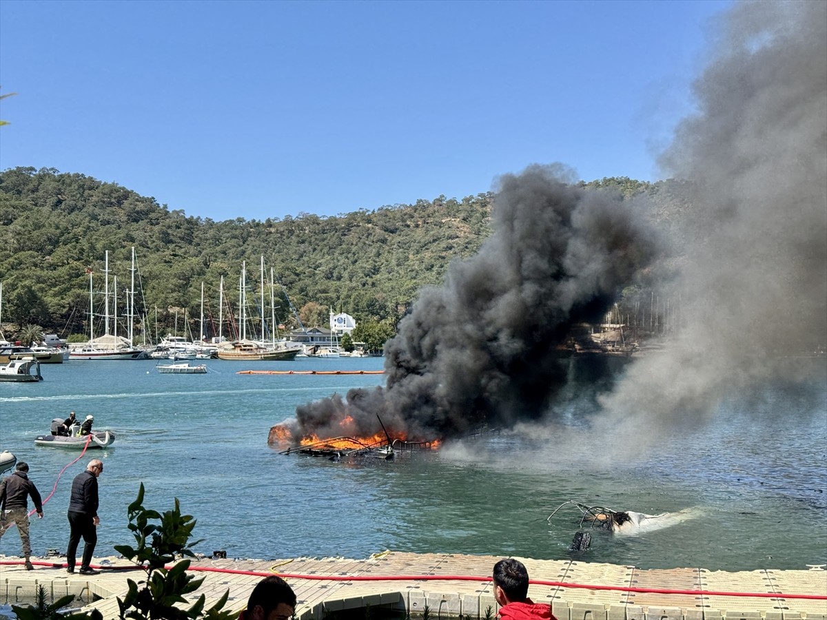 Muğla'nın Fethiye ilçesinde çıkan yangında bir motor yat ile yelkenli battı, 2 motor yat...