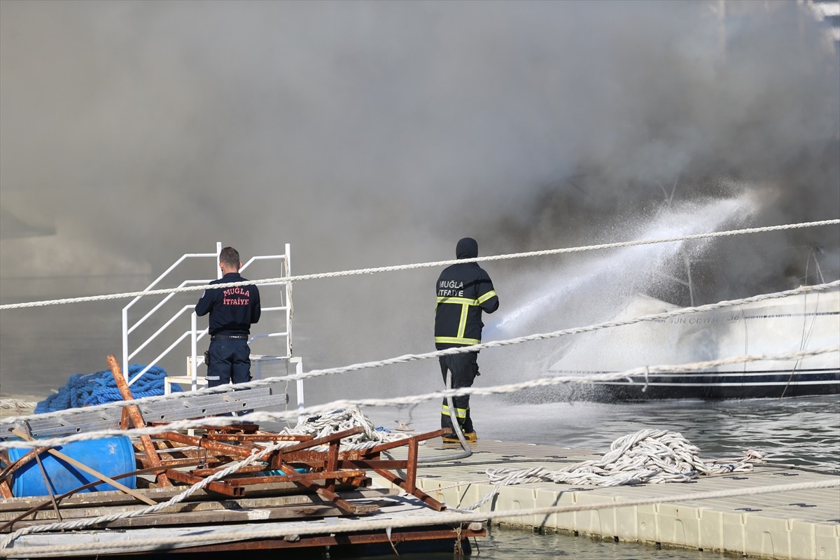 Muğla'nın Fethiye ilçesinde yanan 3 tekneye, karadan ve denizden müdahale ediliyor.