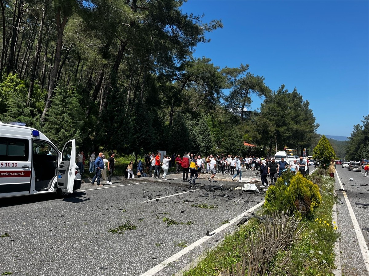 Muğla'nın Marmaris ilçesinde 4 aracın karıştığı kazada 2 kişi öldü, 2 kişi yaralandı. 