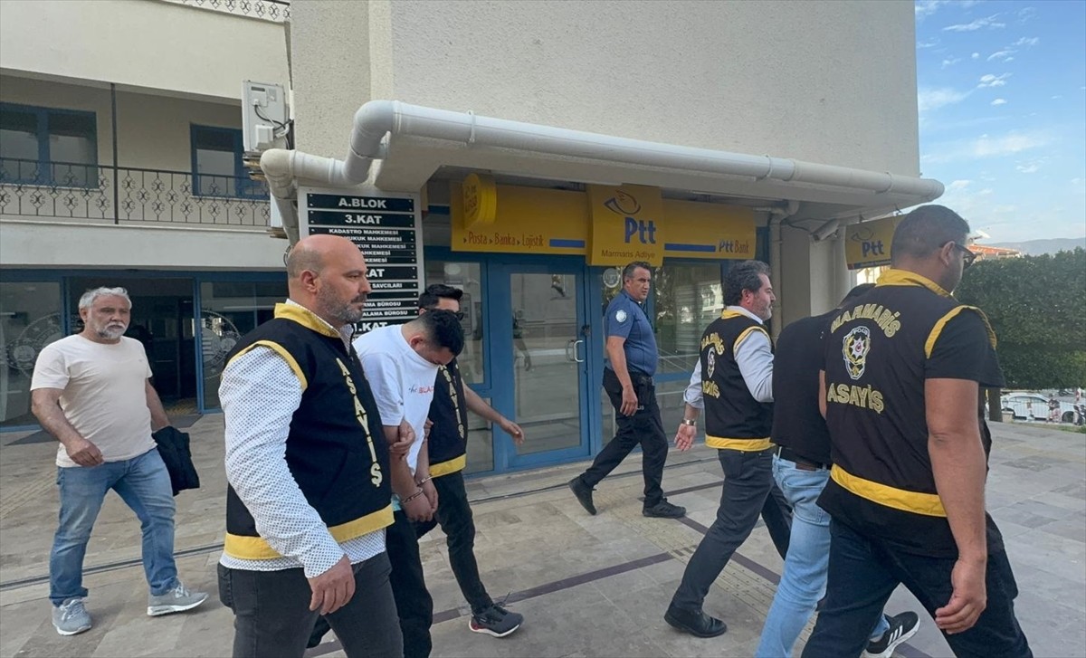 Muğla'nın Marmaris ilçesinde gazeteciyi darbettikleri iddiasıyla gözaltına alınan 5 zanlıdan 2'si...