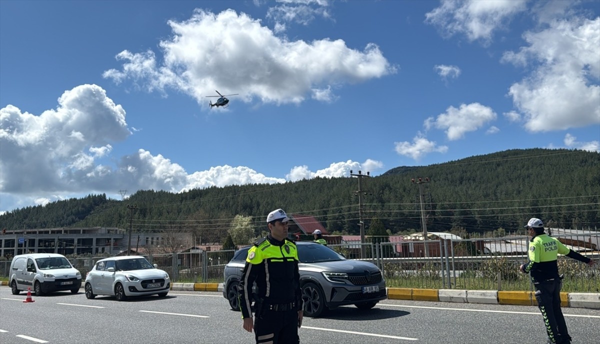 Muğla kent merkezi ve ilçelerinde helikopterle trafik denetimi yapıldı. İl Emniyet Müdürlüğü...