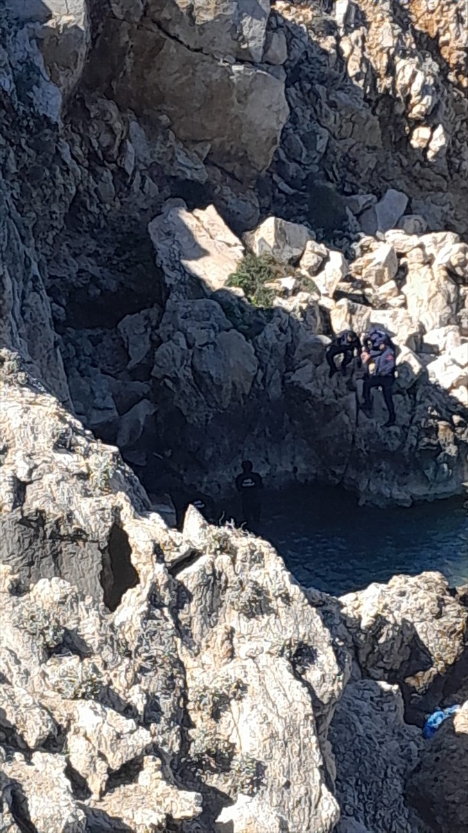 Muğla’nın Seydikemer ilçesinde tekneden denize düşen kişinin cesedi, Antalya'nın Kaş ilçesi...