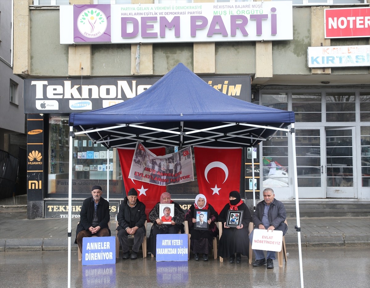 Muş'ta DEM Parti İl Başkanlığı binası önünde eylem yapan aileler, terör örgütü PKK tarafından...