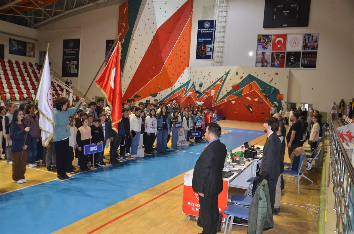 Muş'ta Türkiye Satranç Federasyonu ile Gençlik ve Spor İl Müdürlüğü tarafından düzenlenen okul...