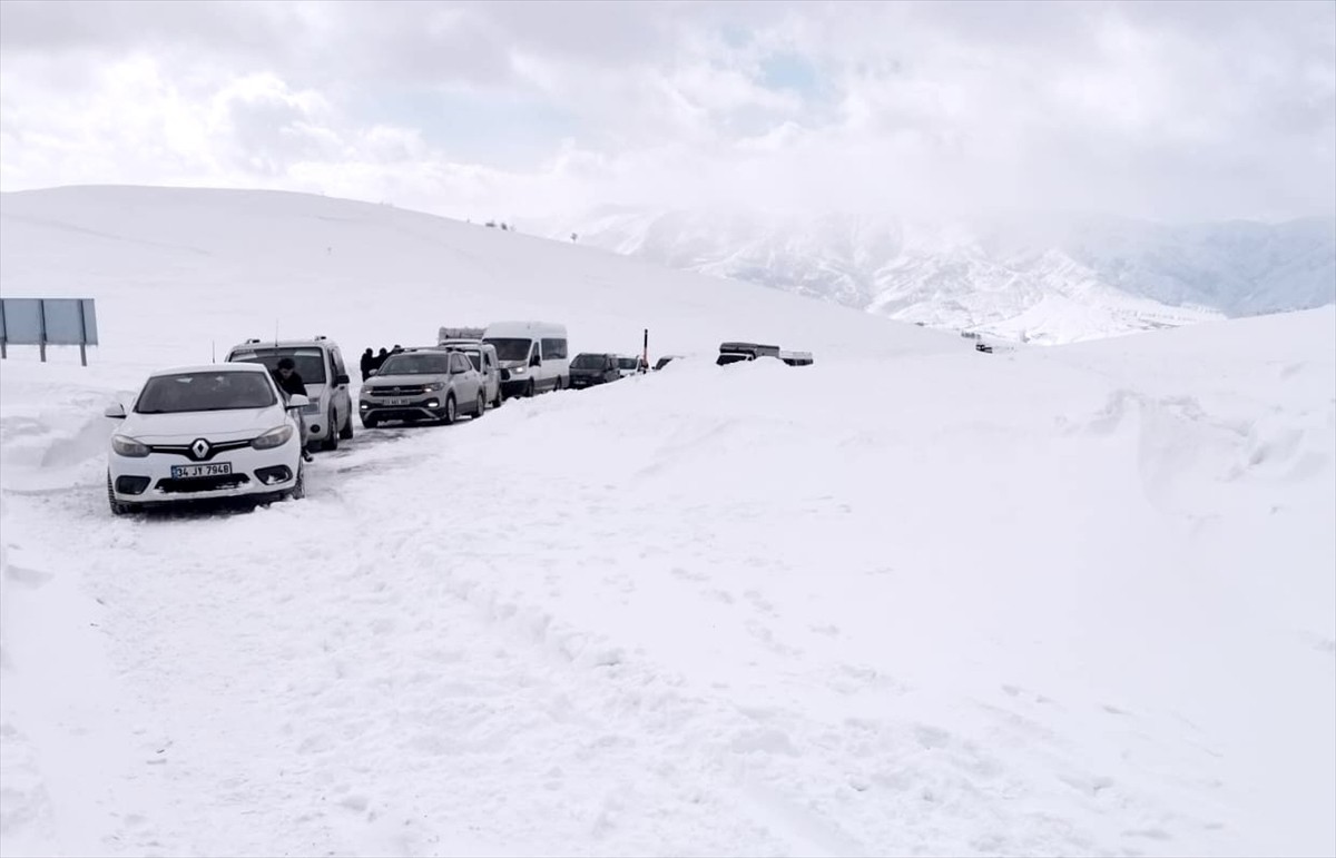 Muş'un Hasköy ilçesinde, kar ve tipi nedeniyle yolda mahsur kalan 10 araçtaki 60 kişi, karla...