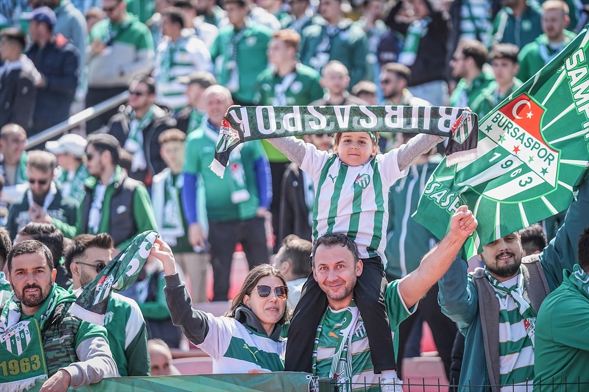 Nesine 3. Lig 1. Grup'ta 28. hafta karşılaşmasında Artvin Hopaspor ile Bursaspor, Balıkesir...